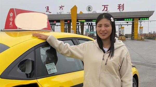 重庆“黄色法拉利”杀疯了！博主拦车10次，硬打出租到内蒙古，计价器都爆了
 
1