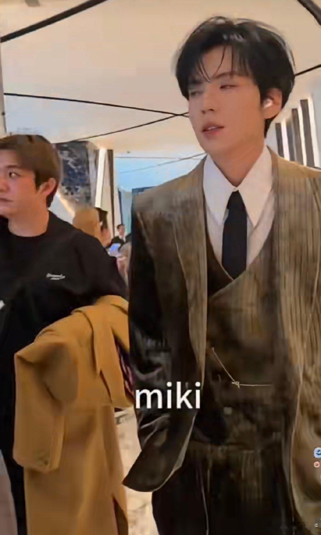 毕雯珺澳门活动 贵公子本人没跑了！澳门电影节的丝绒西装造型，复古又帅气，妥妥的小