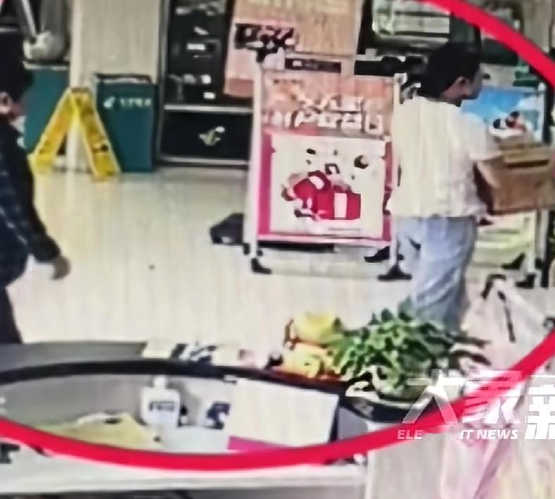 隔辈亲无论在哪个年代都是这样
江苏海安一位老奶奶听说自己的孙女要成家了，于是找来