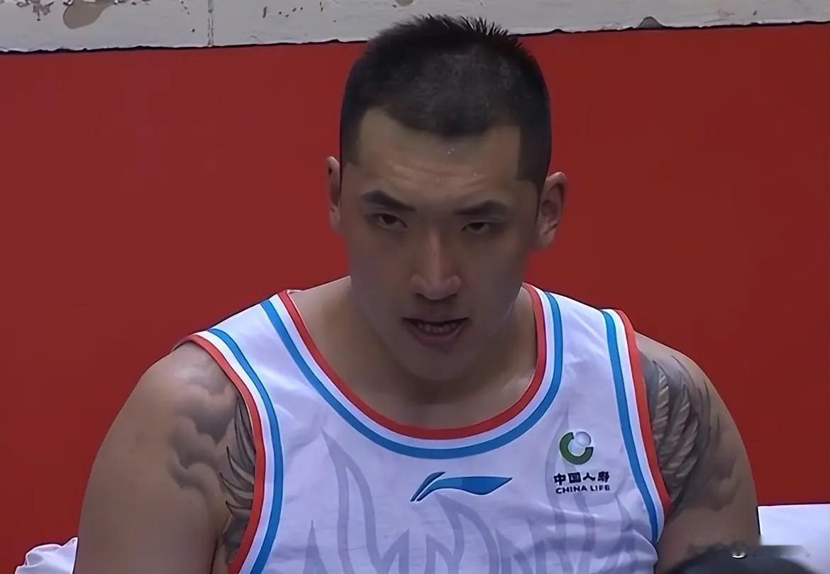 山东男篮陶汉林央视采访续：
2019年时候，有北方强队给汉林递来了合同，合同远超