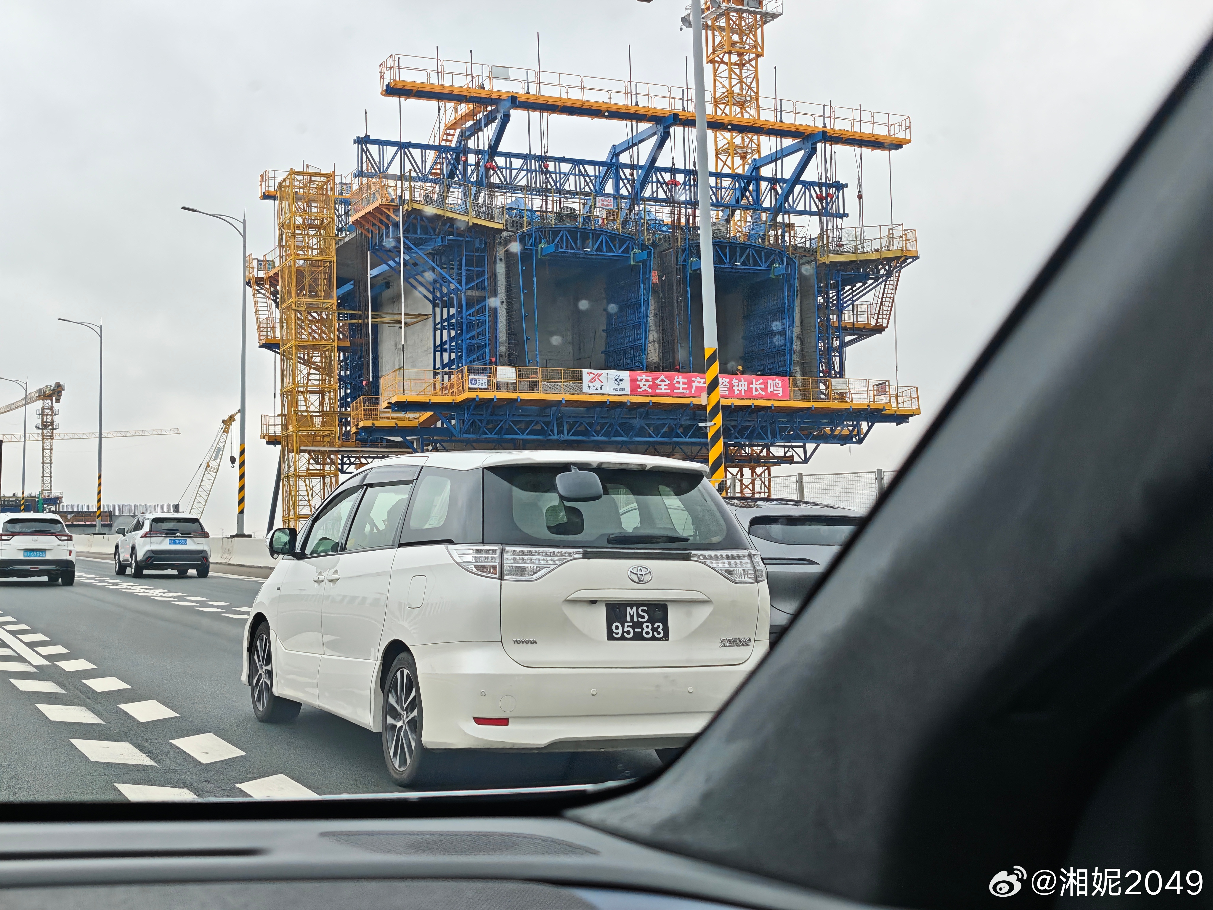 这后面是装了个镜子吗？有朋友知道这是为了看哪里吗