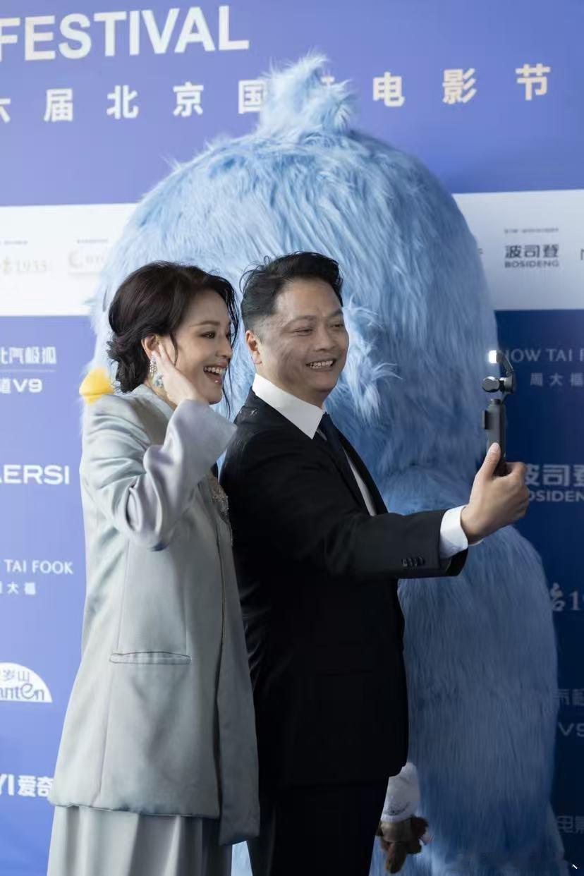 北京电影节开幕，现场互动区里明星们纷纷打卡自拍、同框合影，手里举的全是 大疆Po