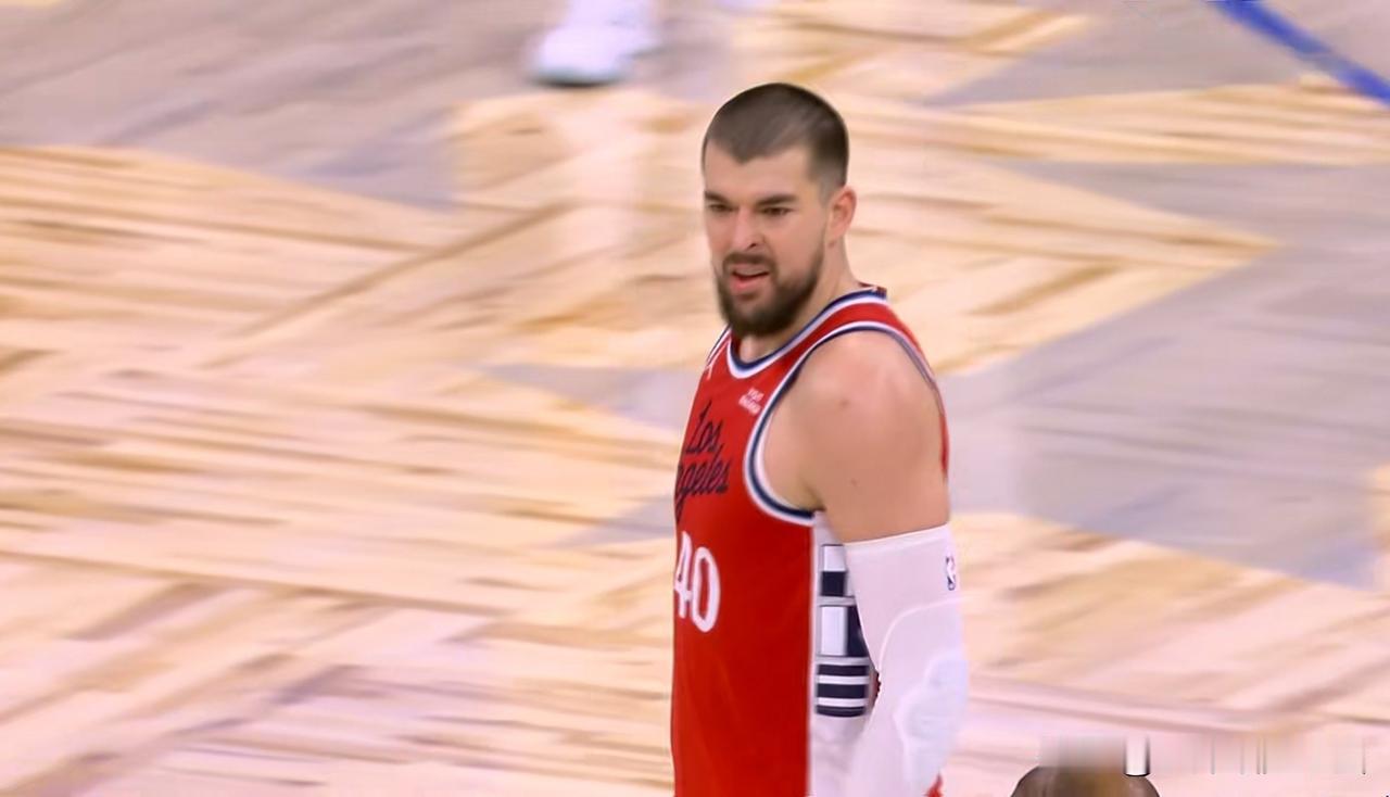 快船当家中锋祖巴茨真是太无助了！在今天快船客场以101：129输给魔术的比赛中，