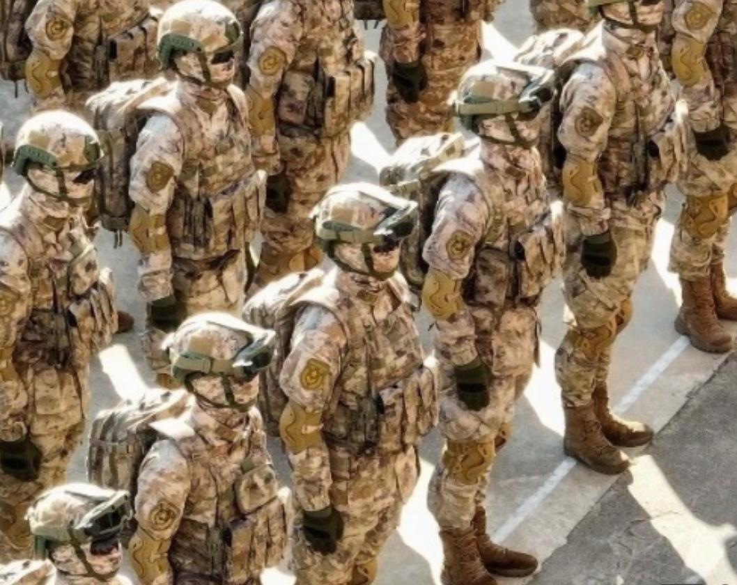 恰逢中国空降兵成立76周年，我军全新单兵视觉增强系统正式公开亮相，这款先进头戴智