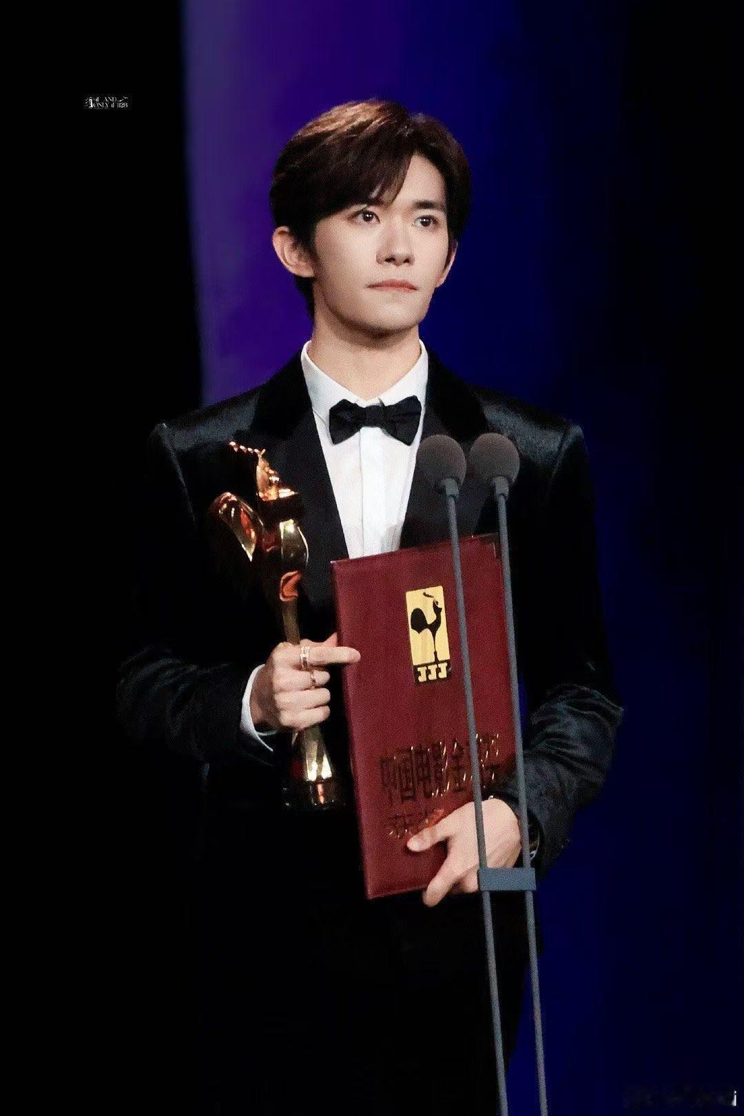 恭喜恭喜 谢娜发文恭喜影帝千玺弟弟获奖 