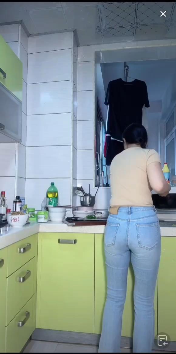 干工地的都知道早上起来的早让她多睡一会就是不听[憨笑]我说我就在外面去吃[笑哭]