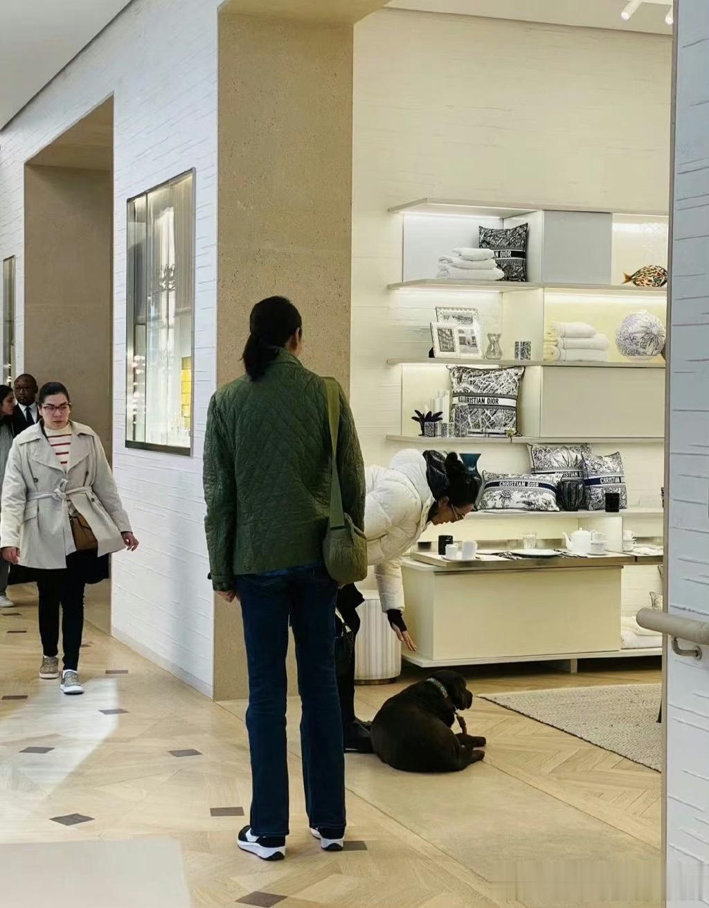 没想到巩俐和郎平的关系那么好。

不仅一起逛街购物，合照时还十指紧扣。

这是要