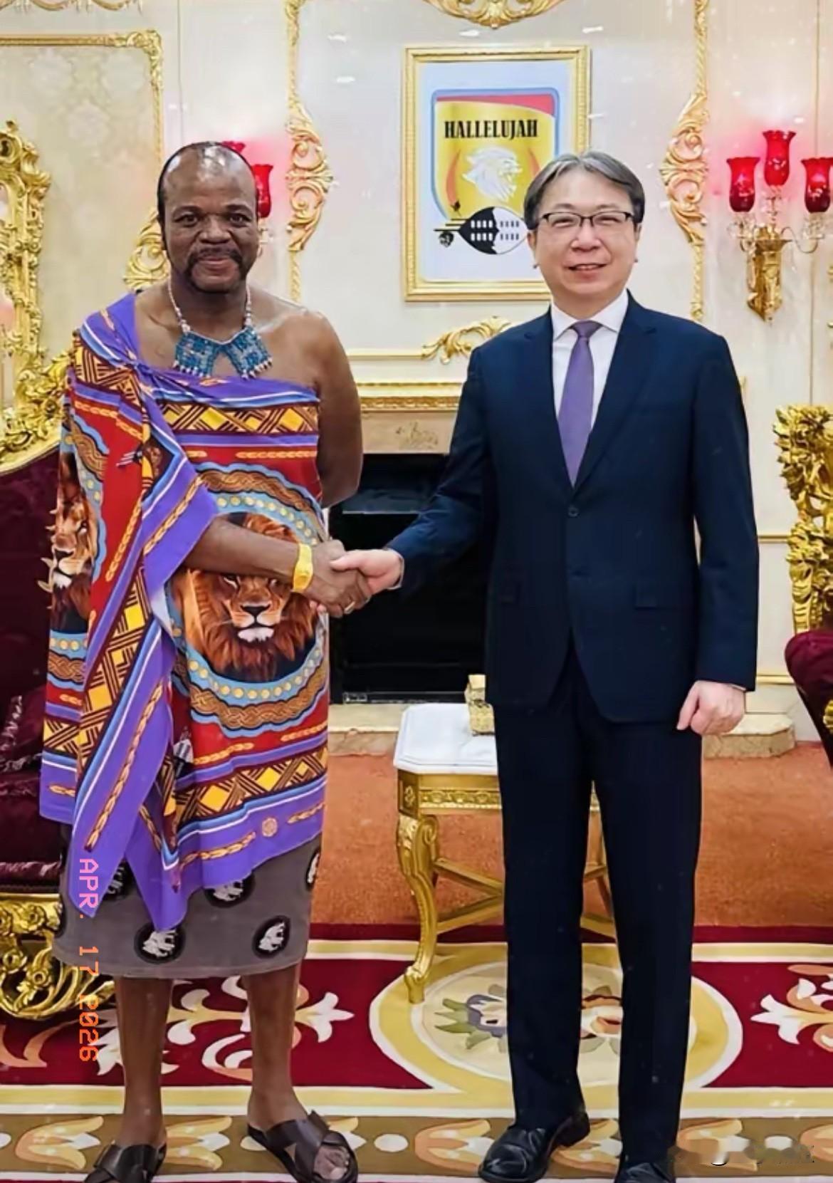 不愧是非洲唯一一个还承认台湾的“独苗”！
​身上裹着床单，脚上踩着凉拖，一身“王