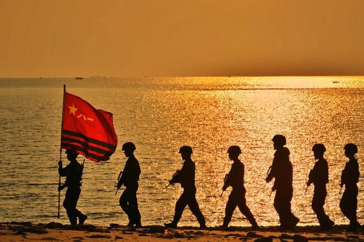 特种兵踩着电动滑板车在夜色里高速穿插，一手扶把一手端枪瞄准——这画面不是科幻片，