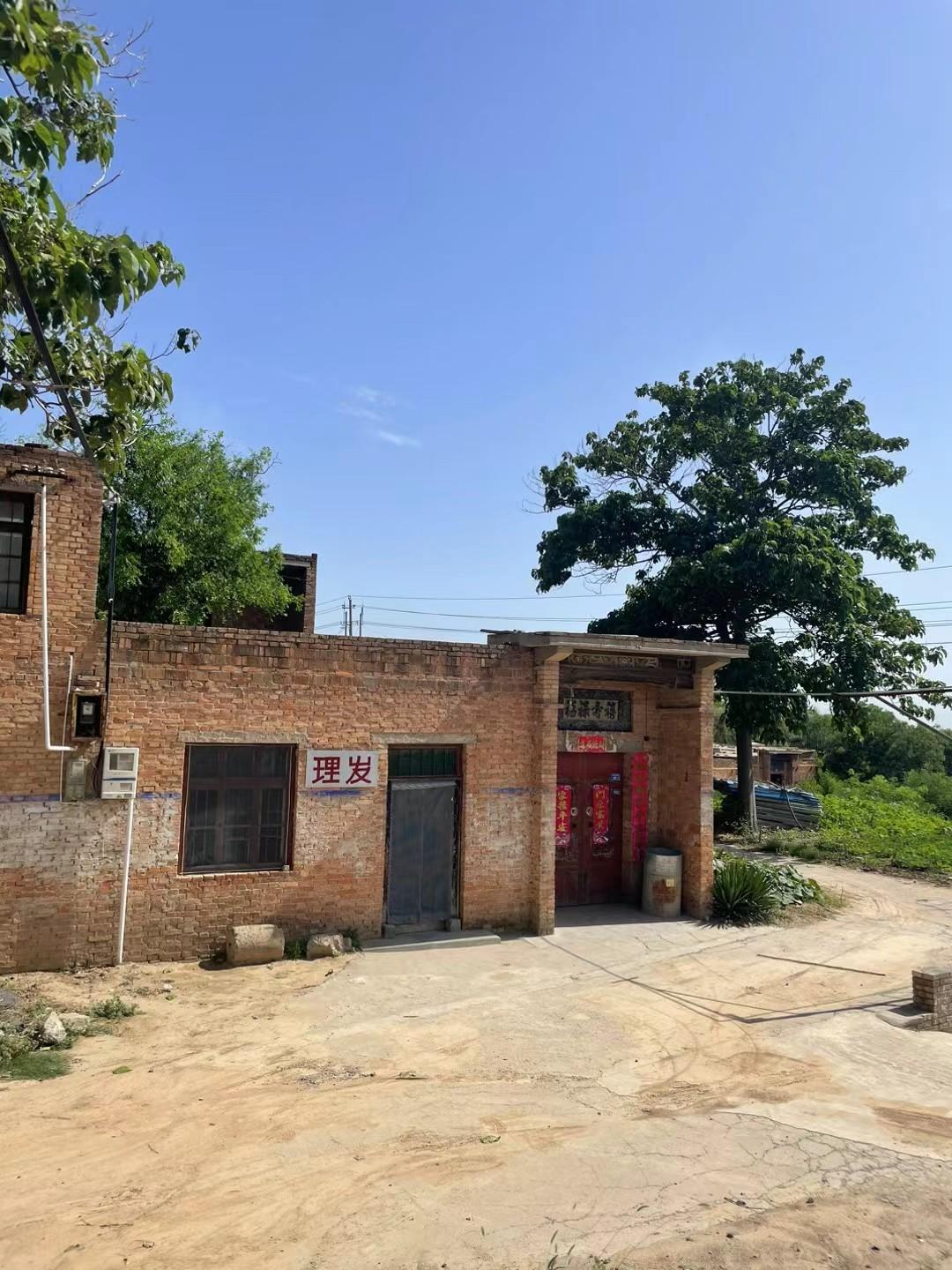 河南巩义邙山岭上一个小村庄的理发店。生活定格在时间里，就是乡愁的模样。她不变，是