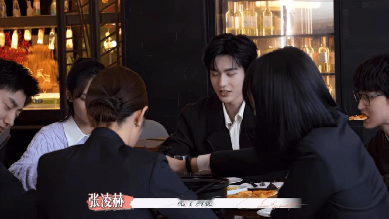 这简直是饭桌表情大赏张凌赫临场发挥的这个动作完全就是点睛之笔🙈明白女主态度的转