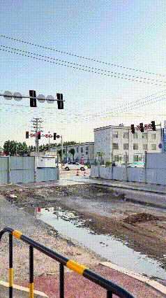 真是笑不活了，这种无人快递车在路上不停的提醒，自动驾驶中请注意安全，结果自己不注