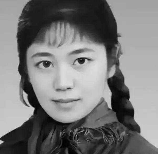 1977年，知青于文娟返城，恋人跟着列车狂奔，她抹着泪，大喊道：“别追了，我们不