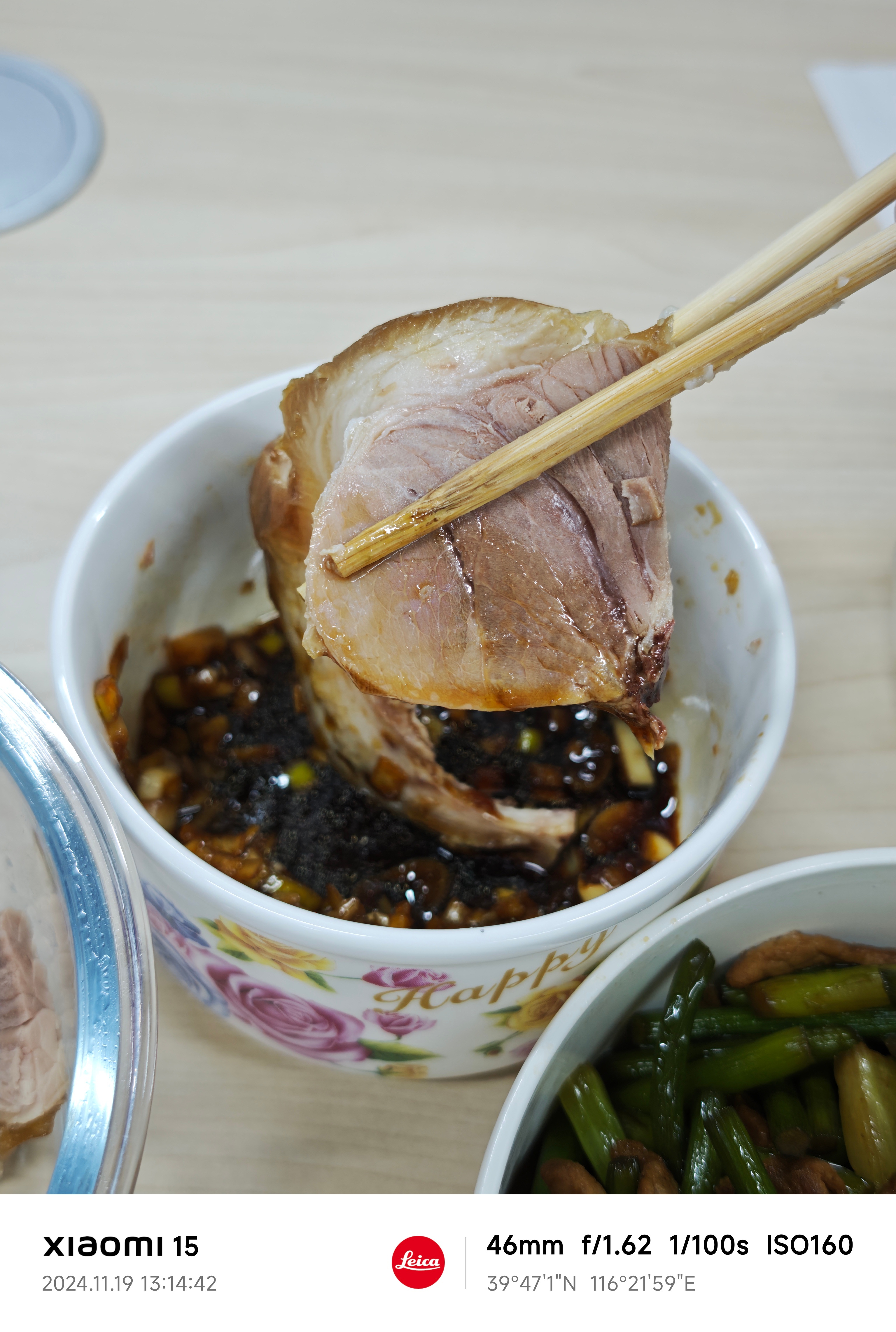 锤妈小饭桌  好久没发我爸妈做的饭了，但今天这个肘子实在是太香了，蘸上我家的秘制