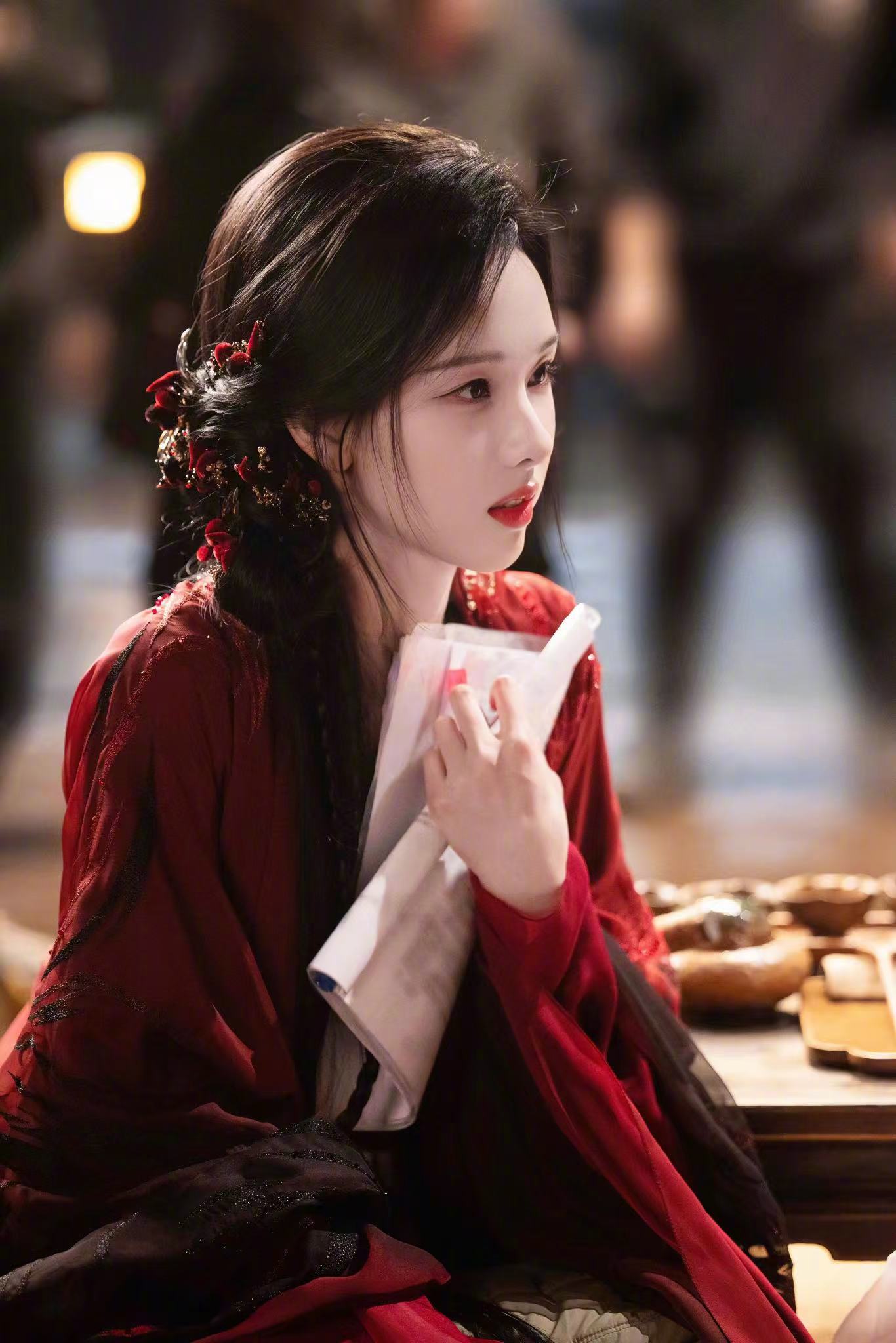 陈都灵你神图有啦陈都灵媚感是天赋谁懂陈都灵这组完全跳出以往的框架，不管是带血的破