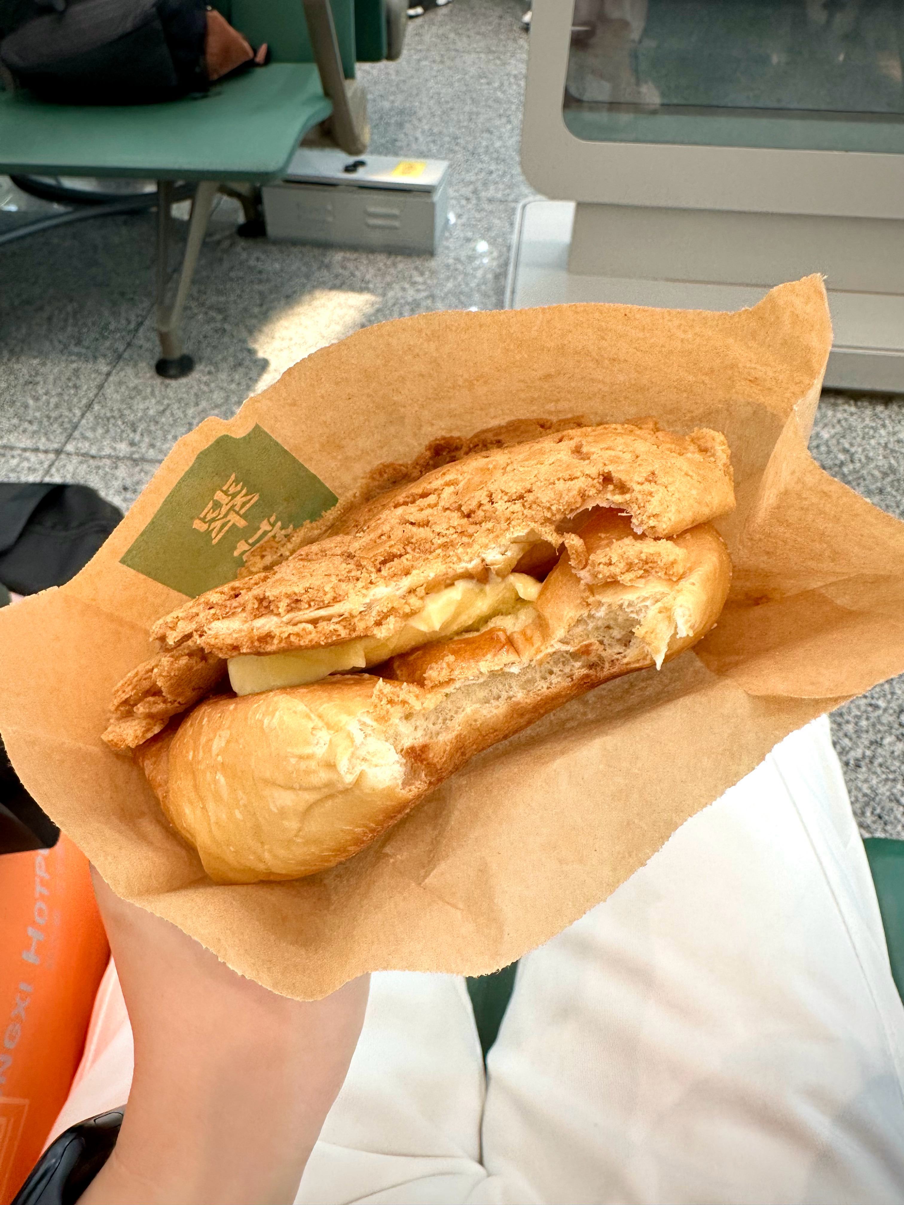 美食  拿着麦满分 转头遇上了翠华菠萝油  只能两个都要 