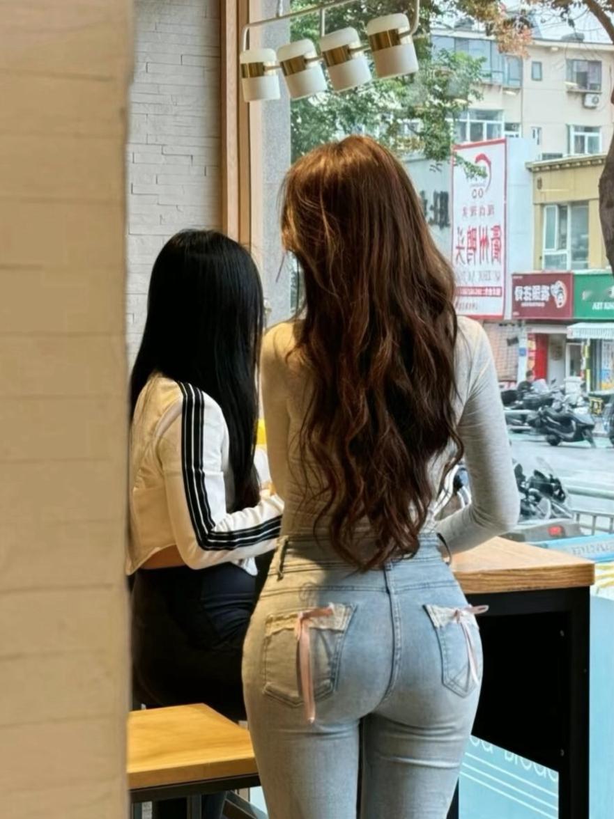 终于懂了，为什么一回老家就想早睡。
城里熬夜，老家才是睡觉，
回到老家，才明白什