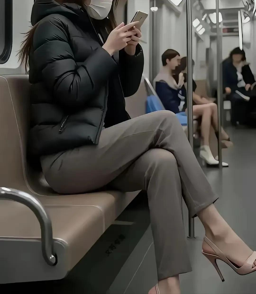 这可不是AI拼图效果，咱们国内有些地区确实就是这般景象，下身穿着凉鞋，可上半身却