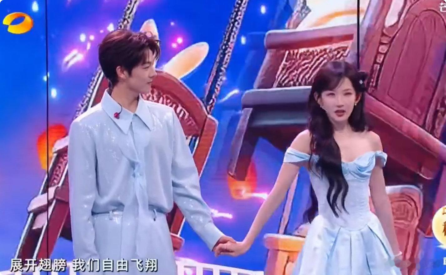 辉子说唱蜕变时刻来袭，今晚《棉花糖》舞台好好听，坚持上课练习稳步提升，他手捧鲜花