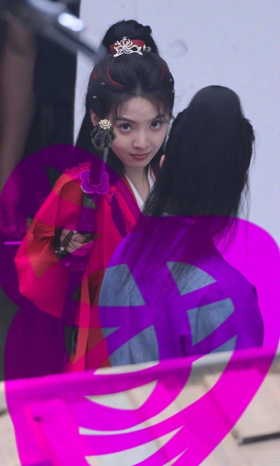 #章若楠给杨洋指代拍#最新路透中，章若楠不仅抓到代拍，还给杨洋指代拍，小表情不要