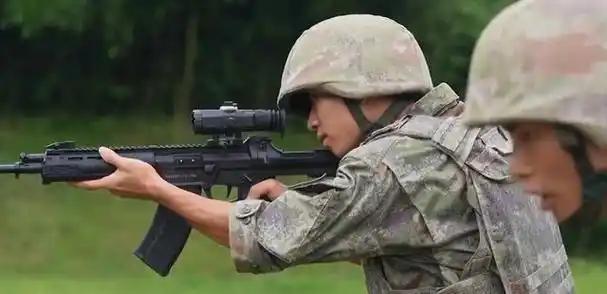 *中美两个大国，几乎在同一个节骨眼上，同时把士兵手里的枪换了。中国掏出的是QBZ