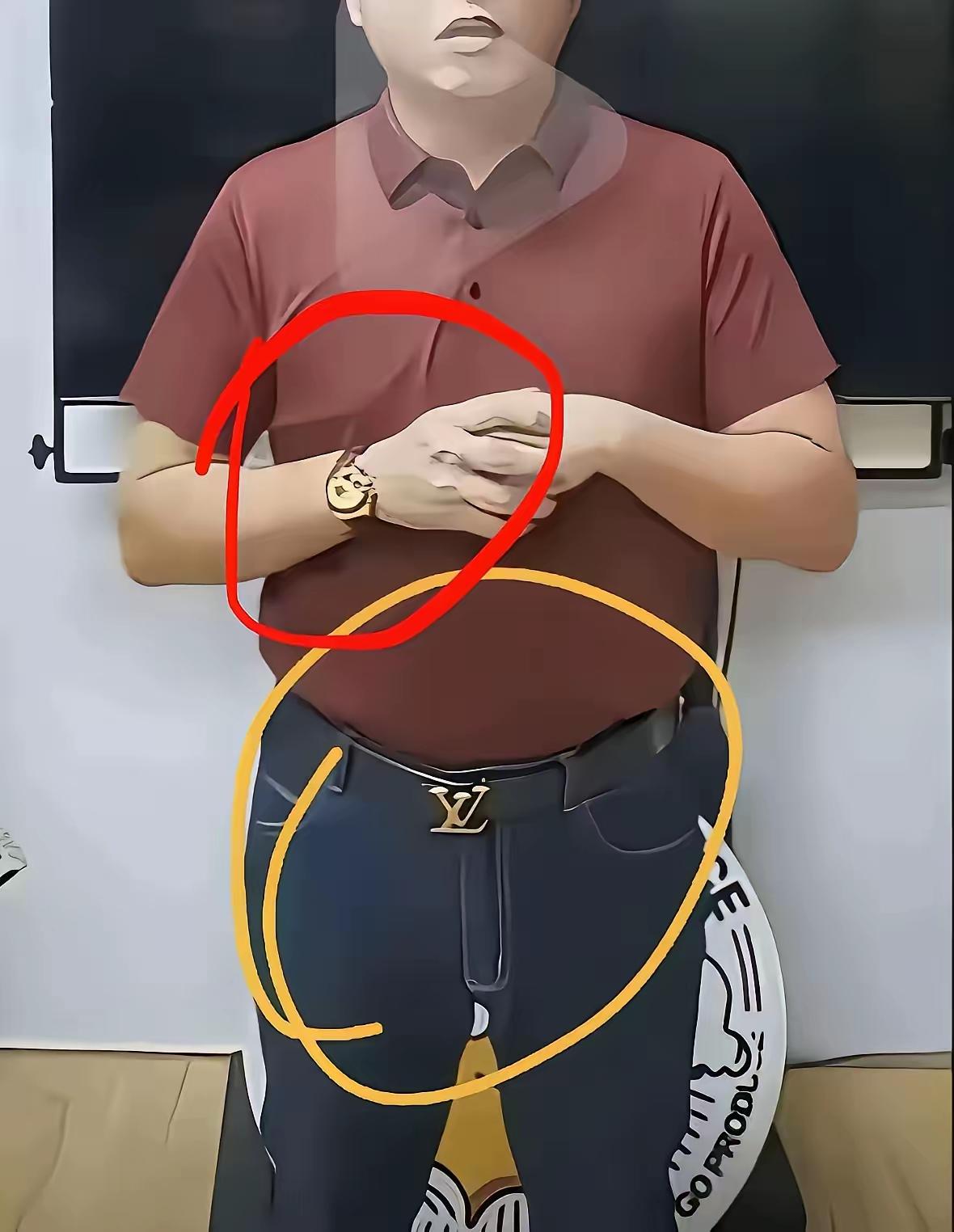 福建漳州杨梅协会的会长，手戴名表，腰系LV皮带，哭泣的说让大家给农民一个机会。这