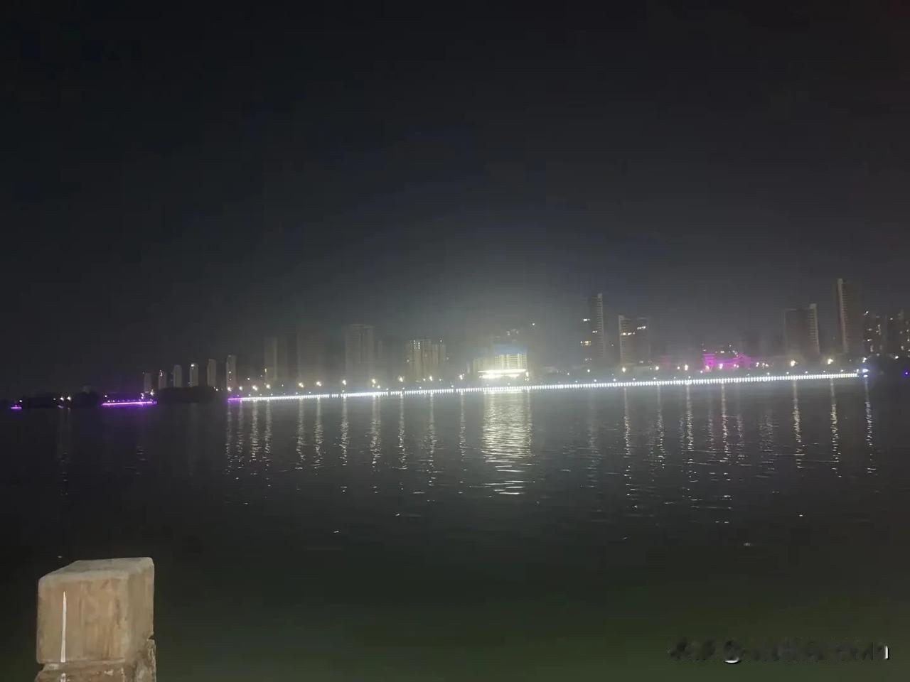 汉中高温后的秋水碧波。