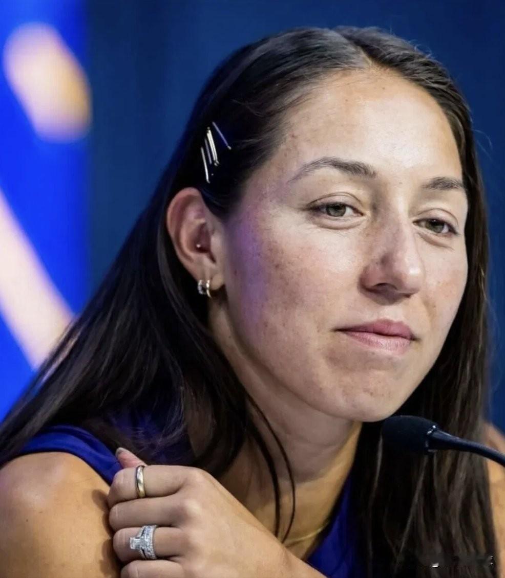 佩古拉被问到她最喜欢的教练和最值得学习的网球选手：

"诺瓦克·德约科维奇。他是