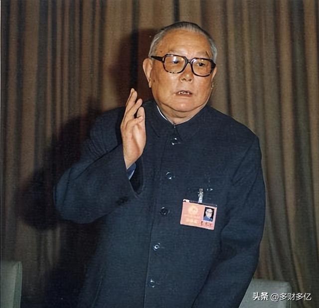 李先念晚年掏心窝：这辈子只服2人！一个救命，一个教我看懂钱
 
李先念晚年首次透