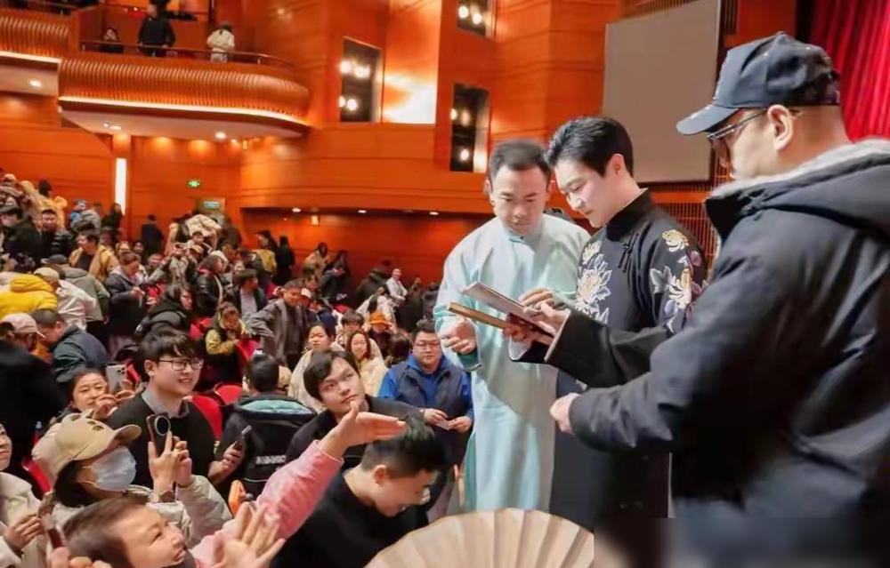 曹云金刚在大连办了相声专场。
场子挤得满满当当，观众热情得没边。
抖包袱全场笑到