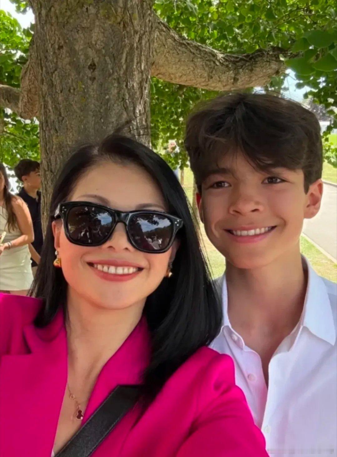 国际名模吕燕和老公一起去儿子的学校参加初中毕业典礼，母子俩长得挺像的，法国贵族出