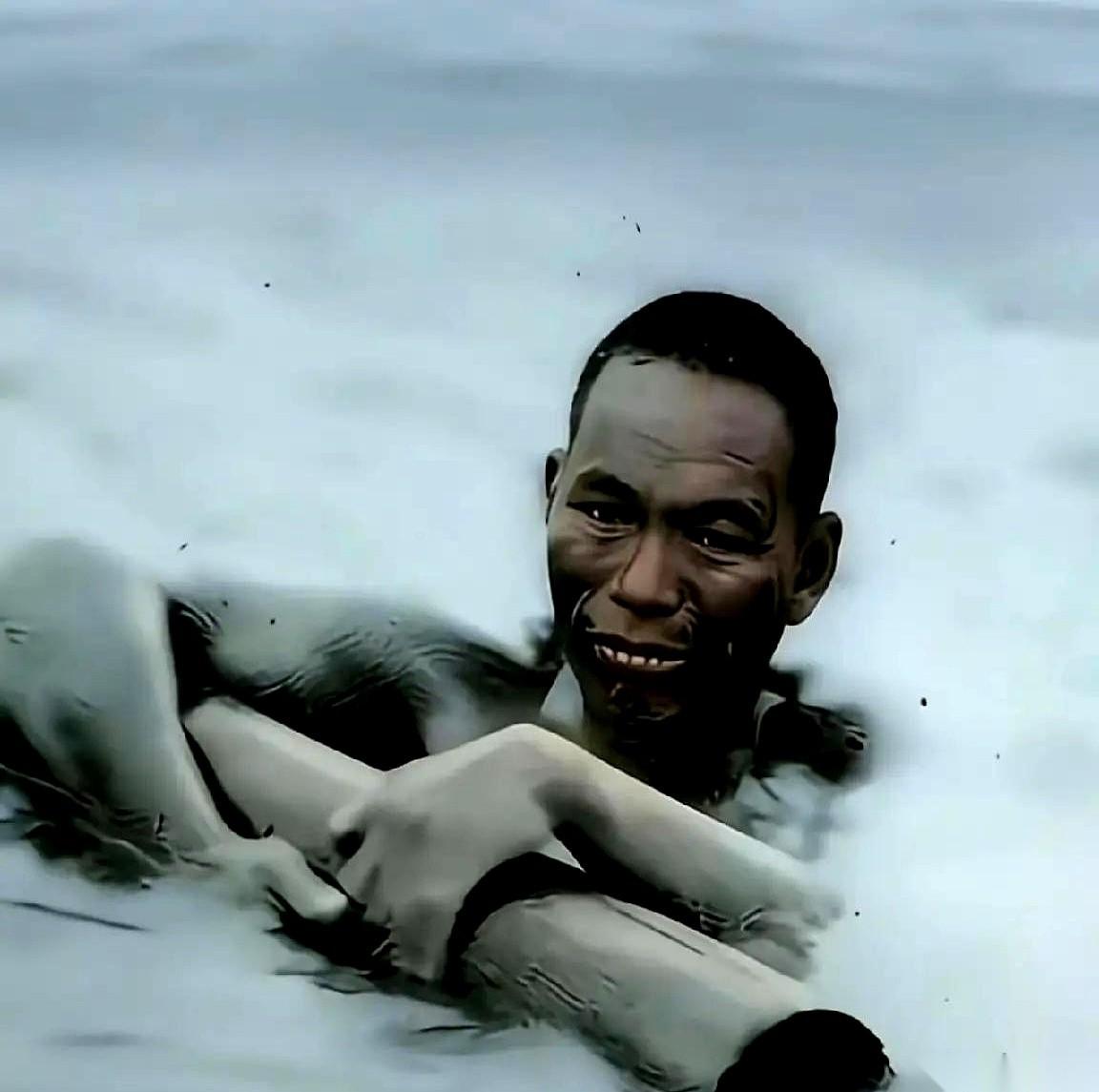 【故事】1937年，浙江嘉善。一个中国侦察兵被日军堵在了江里。
探照灯死死地钉在