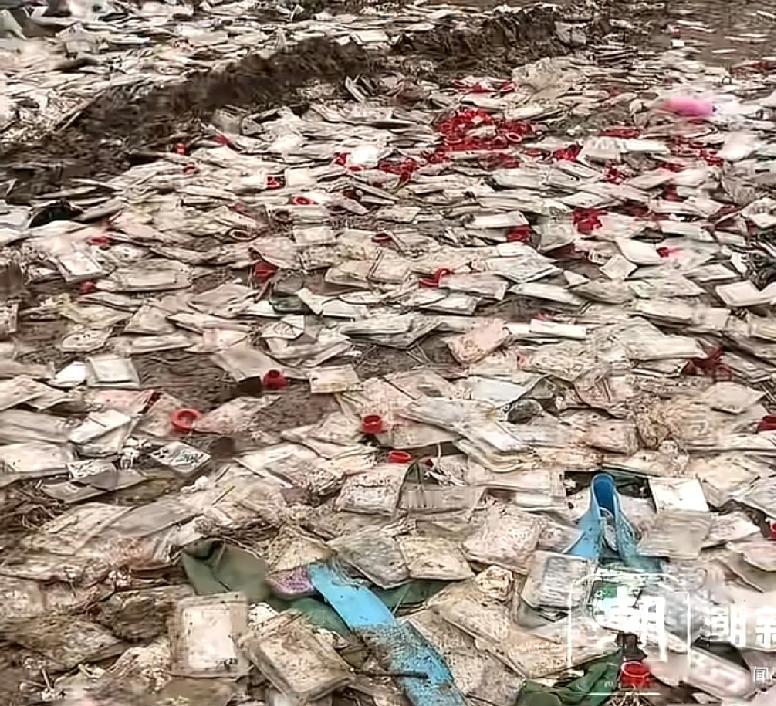 河南商丘还有这么大的事情发生
有人发现，商丘永城市伦滨街道附近空地上出现大量的手