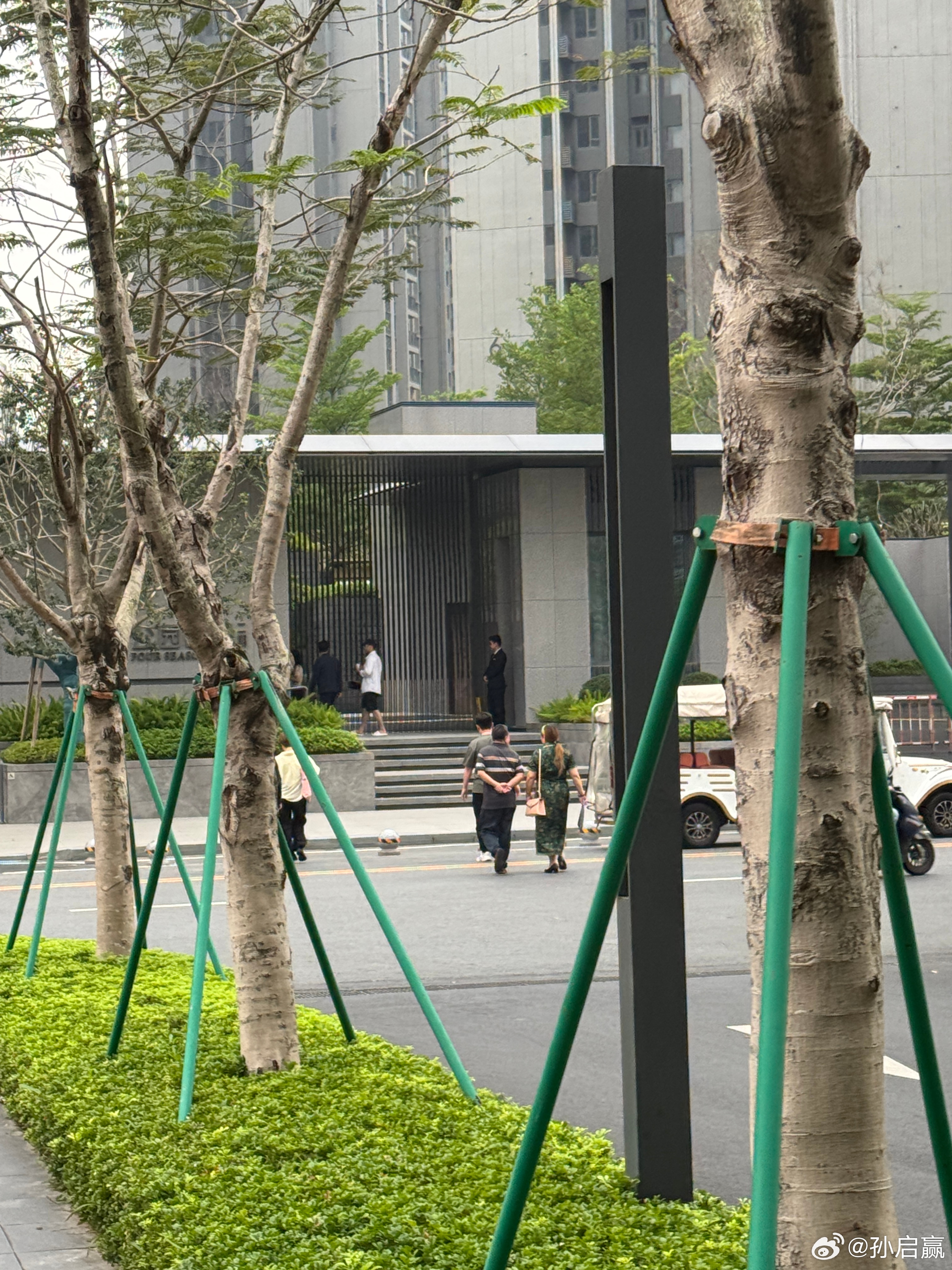 楼市又热起来了吗？还是因为周末的原因，楼下看房客一波接一波 中山