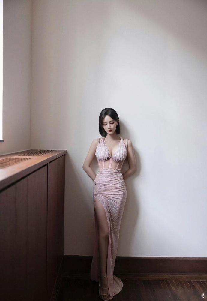 李一桐罕见的性感造型曝光…… ​​​