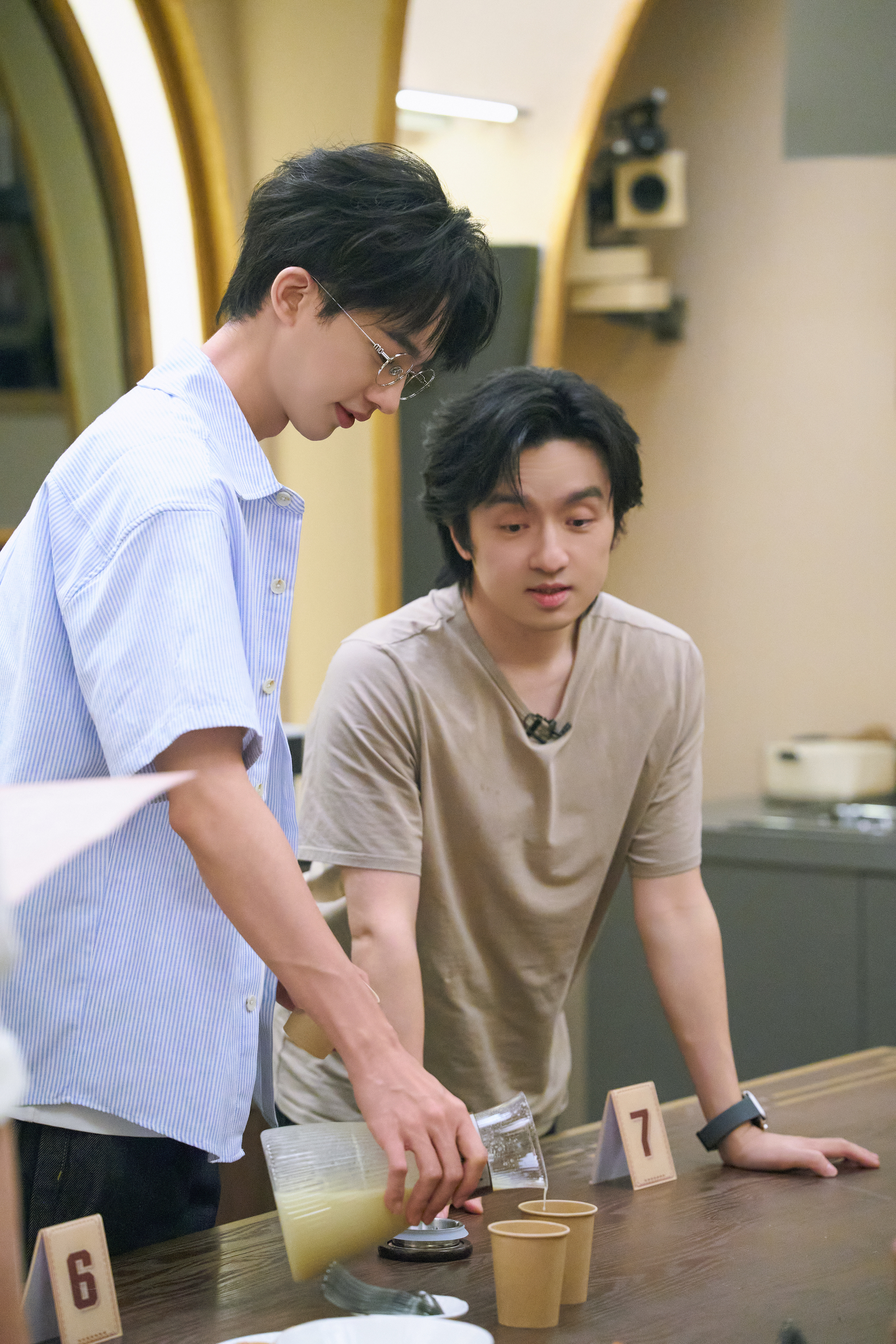 密室大逃脱大神版 【《友爱之家I》合照】全新上线📫风车转动回忆童年，童真院落暗