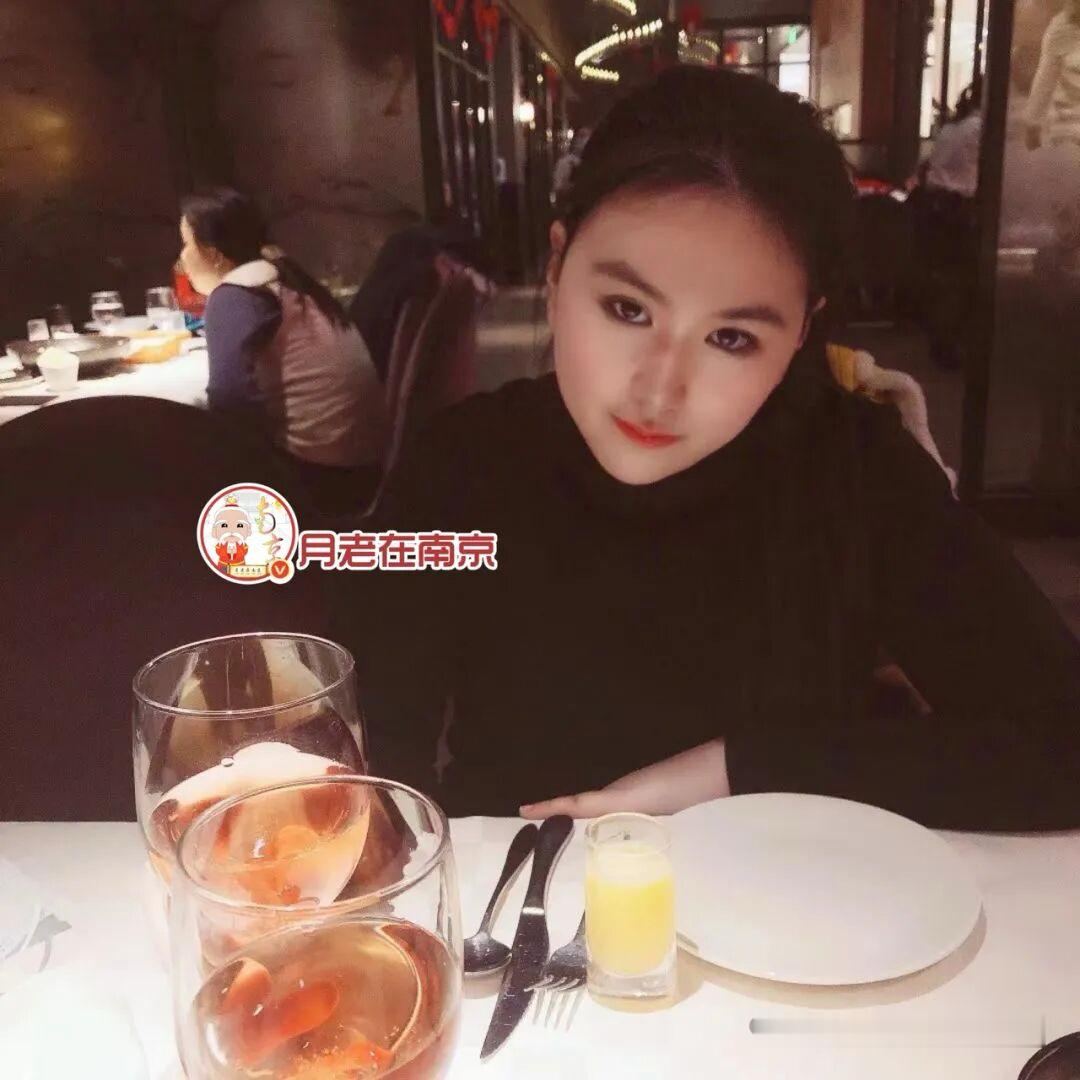 96年女生，南京人，身高170，本科毕业，猎头顾问，年薪45万，有房有车 ​​​