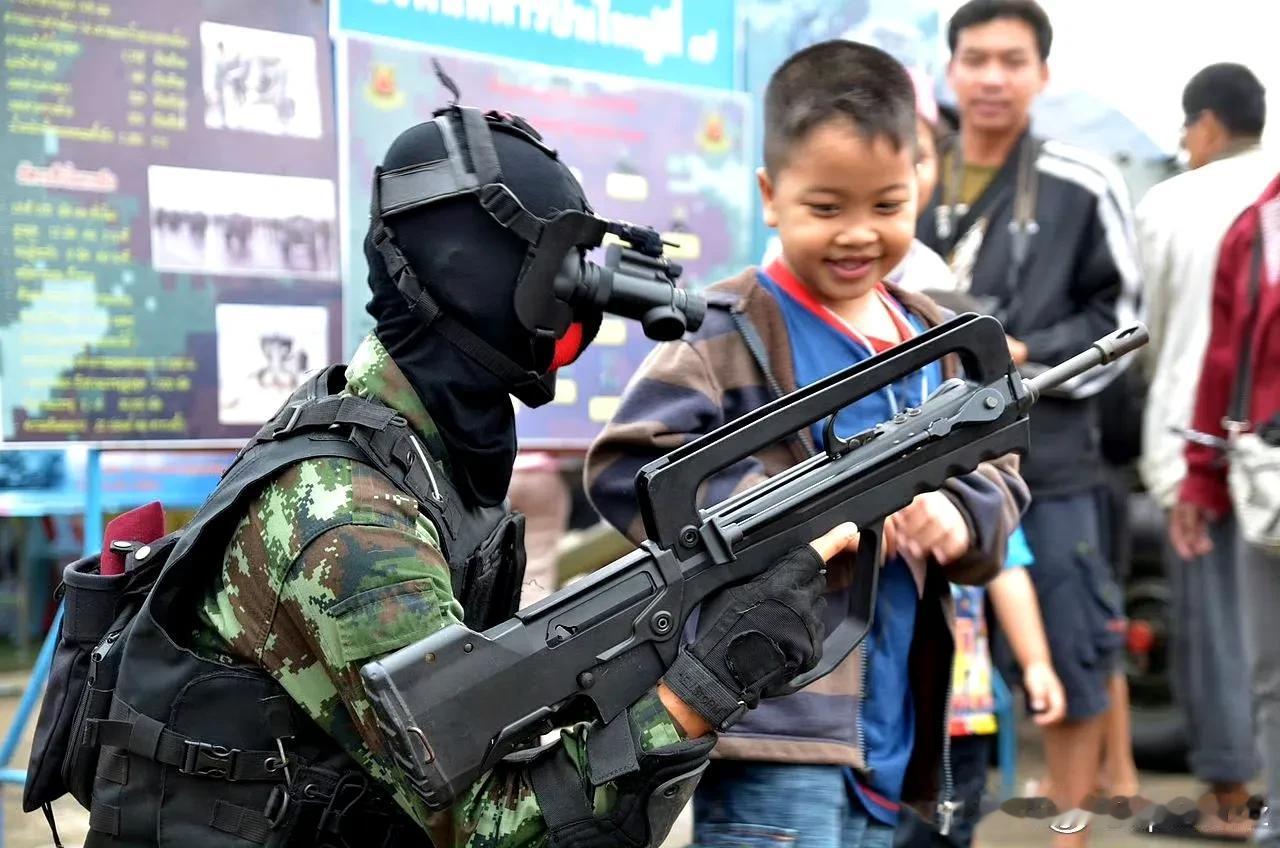 早期泰国特种部队装备的法玛斯步枪，这在东南亚可不多见