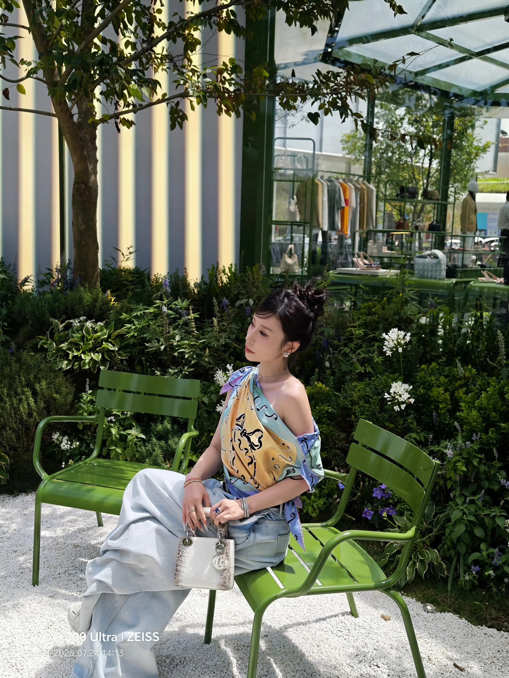 我坐在深圳湾万象城DIOR快闪店发呆