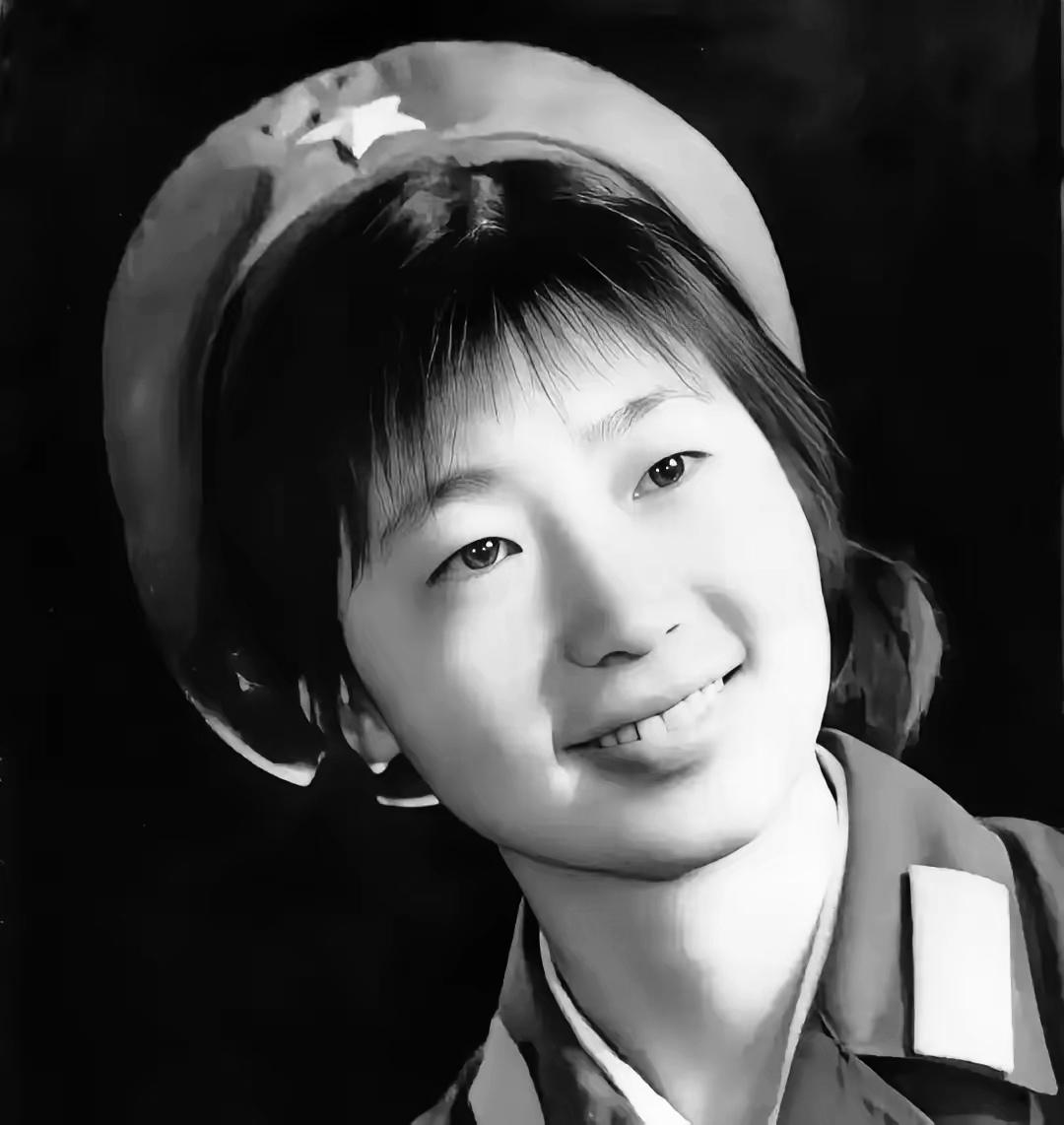 1952年，山东送大姑娘去新疆，李秀英瞒爹娘偷报的名。

住土窑，组织牵线她摆手