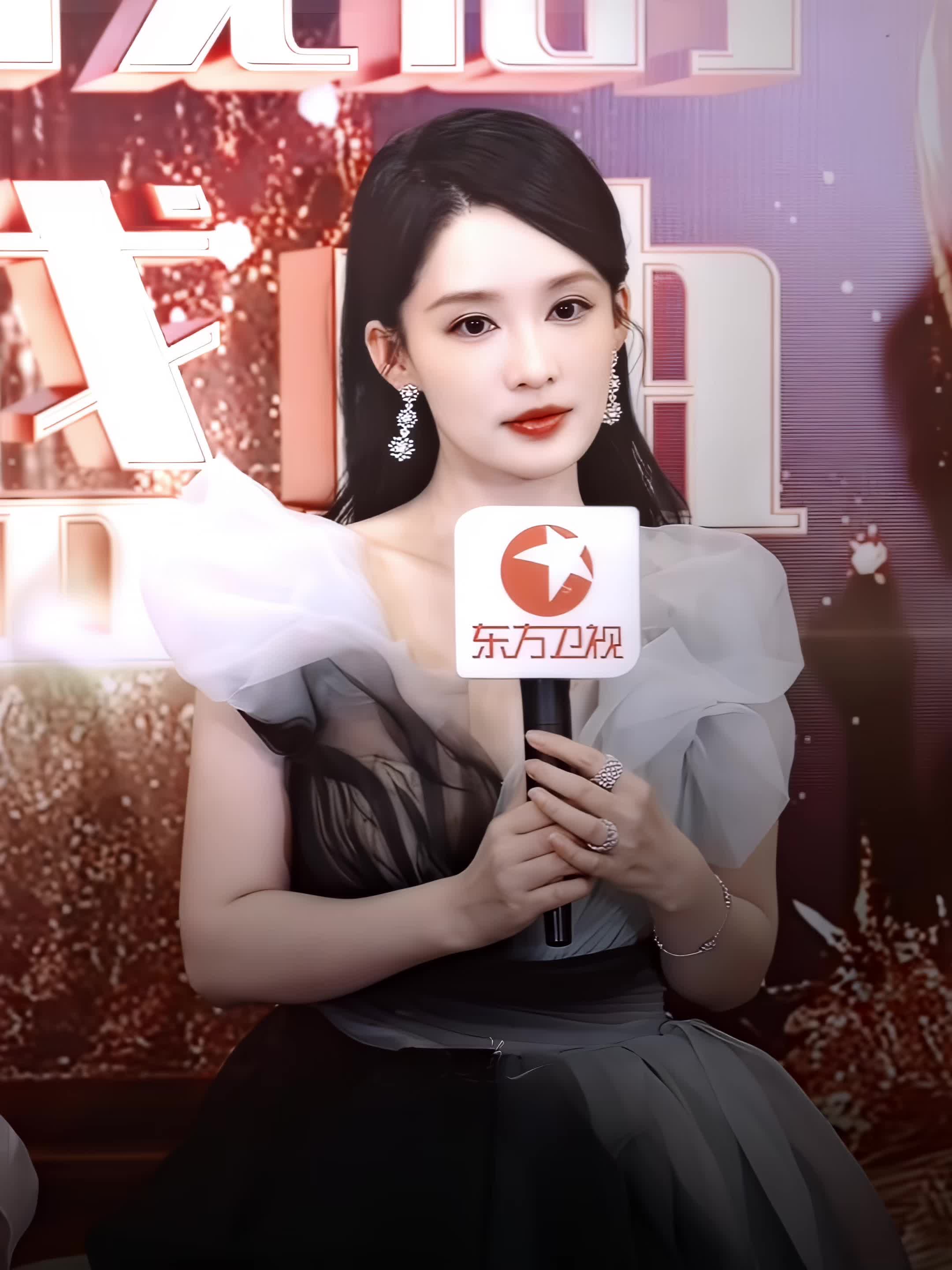 跟主持人异口同声就说出十多年前的葡萄角色的台词，她真的有认真在对待每个角色