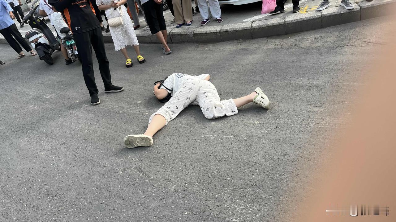 路遇一位外卖小哥路口逆行挂倒一位骑电瓶车的中年妇女，看样子没有多大的问题，就被救