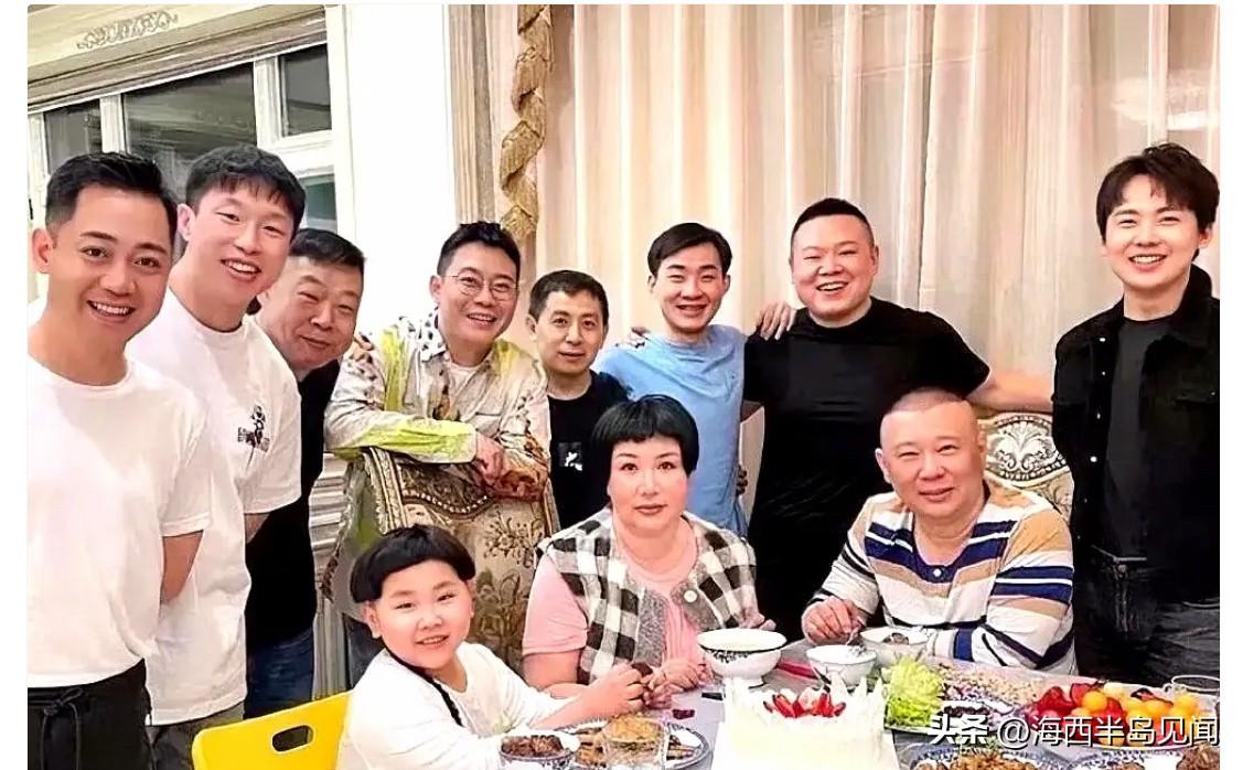 这是郭德纲为妻子王惠举办生日宴会，与德云社多位徒弟的一张珍贵的合影。桌上蛋糕鲜果