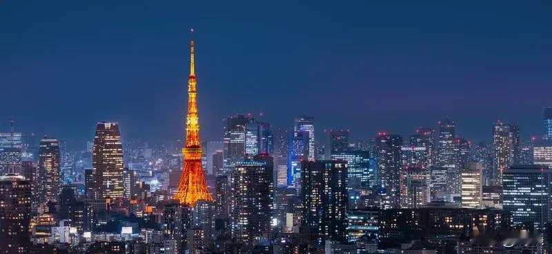 日本对中国傲慢，主要有历史和经济两方面原因。
从历史看，自近代明治维新后，日本国