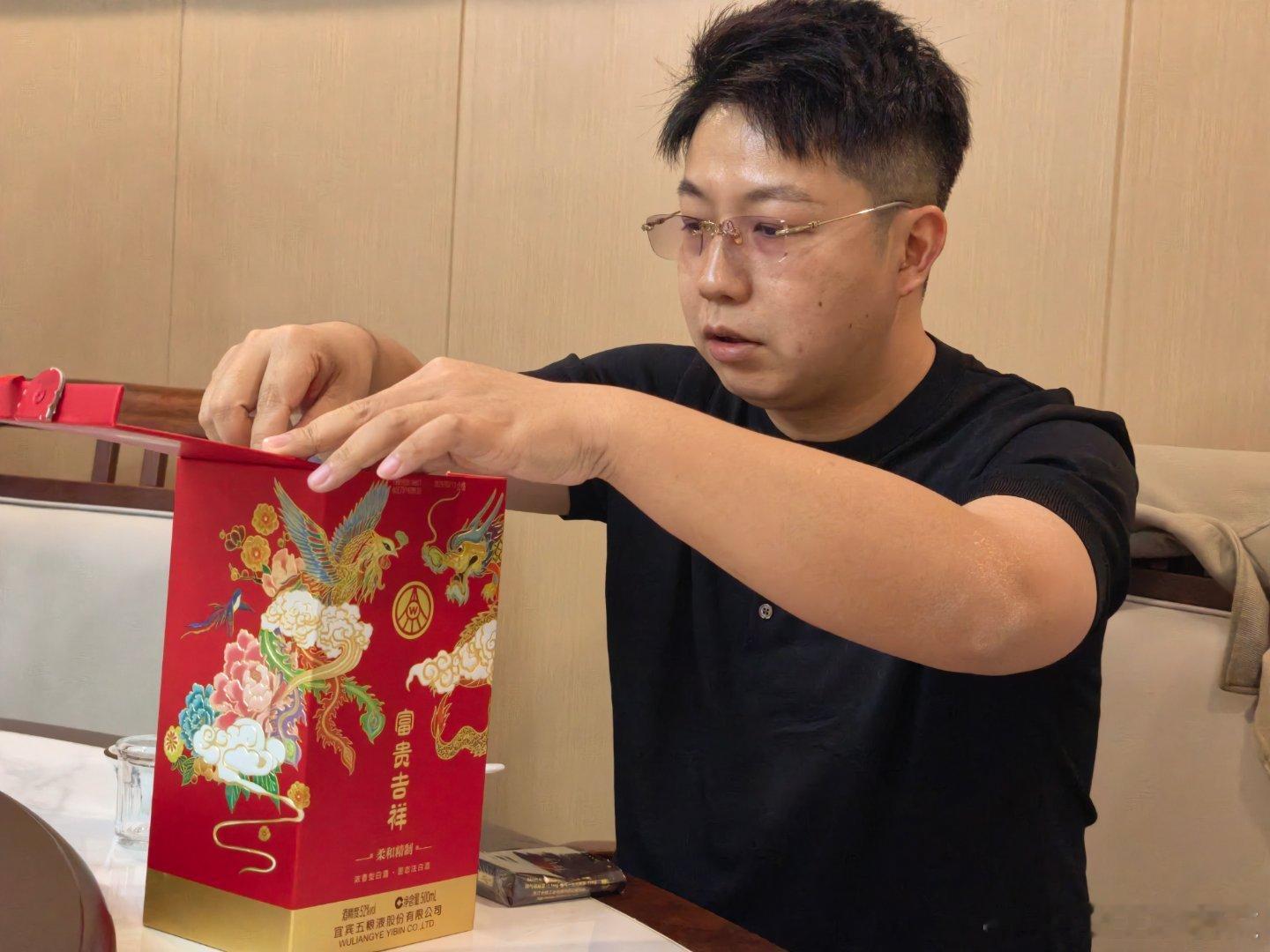 这人这架势好像很能喝的样子吧 