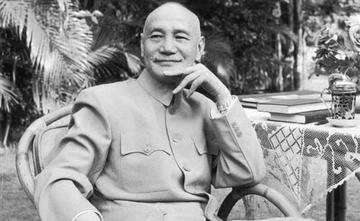 1975年，蒋介石在台北病逝，入殓时身上穿了7条裤子，消息传到北京，大家都以为毛