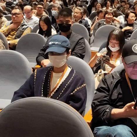 #王俊凯[超话]# 谁能想到坐在观众席压迫感超强的帅哥，摘下口罩居然这么可爱！​