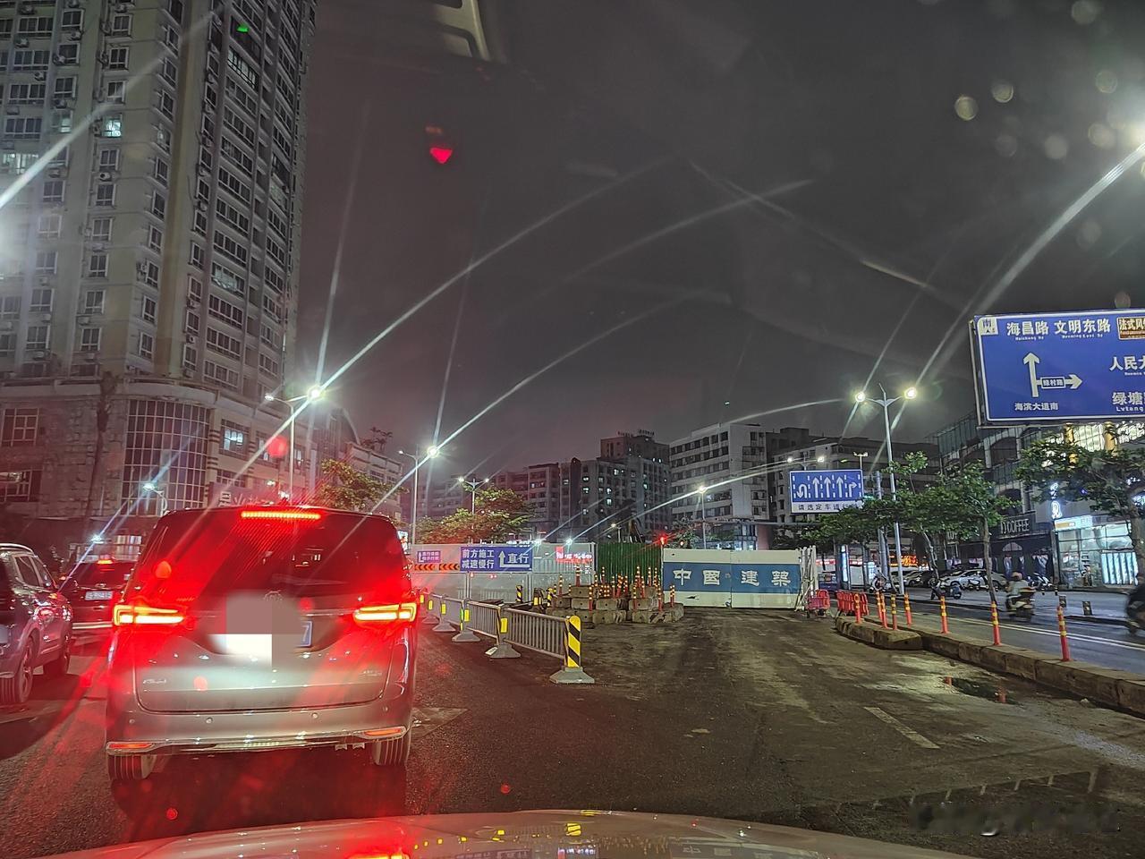 每次经过湛江霞山区海滨大道潜水学校外面的路段，看到这个挖路工程依然在施工中，真的