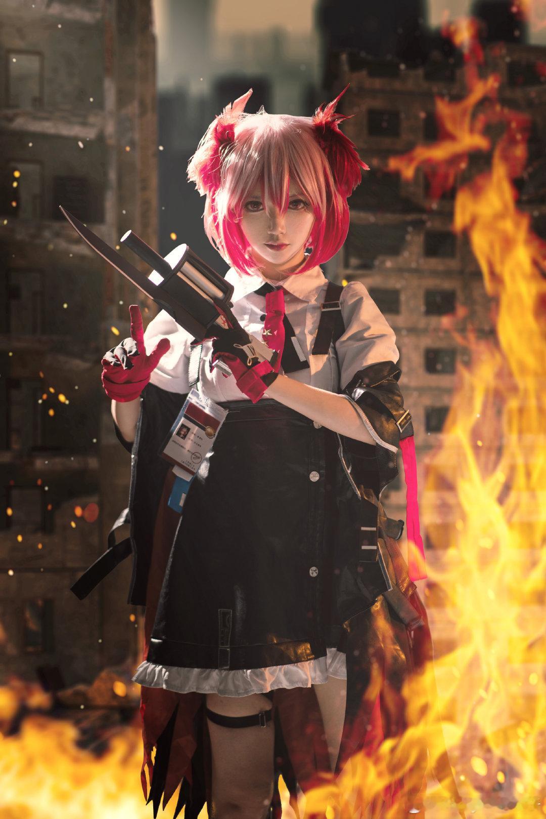 #明日方舟五周年# #菲亚梅塔# #明日方舟# 卷 揪 2张粥月卡菲亚梅塔：摄影