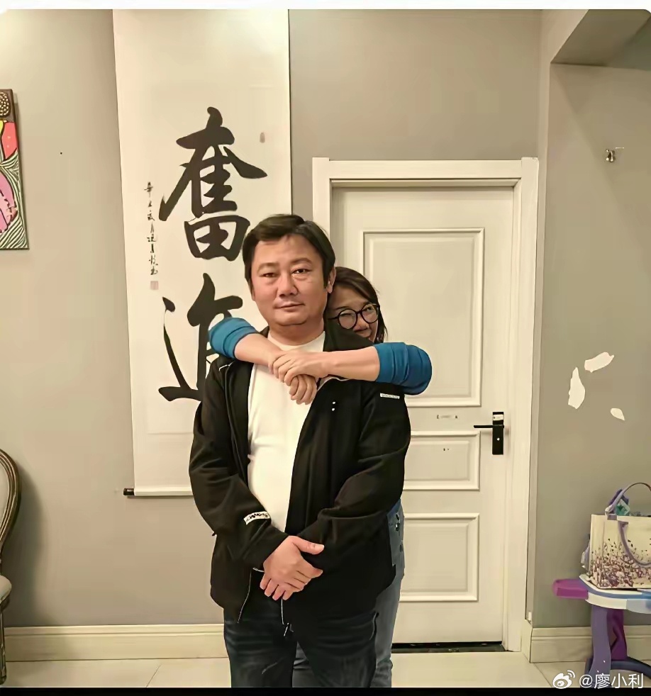 张雪母亲曾抵押房子支持其创业孩子三岁时母亲弃家而走，十岁的儿子就开始带着小妹过日